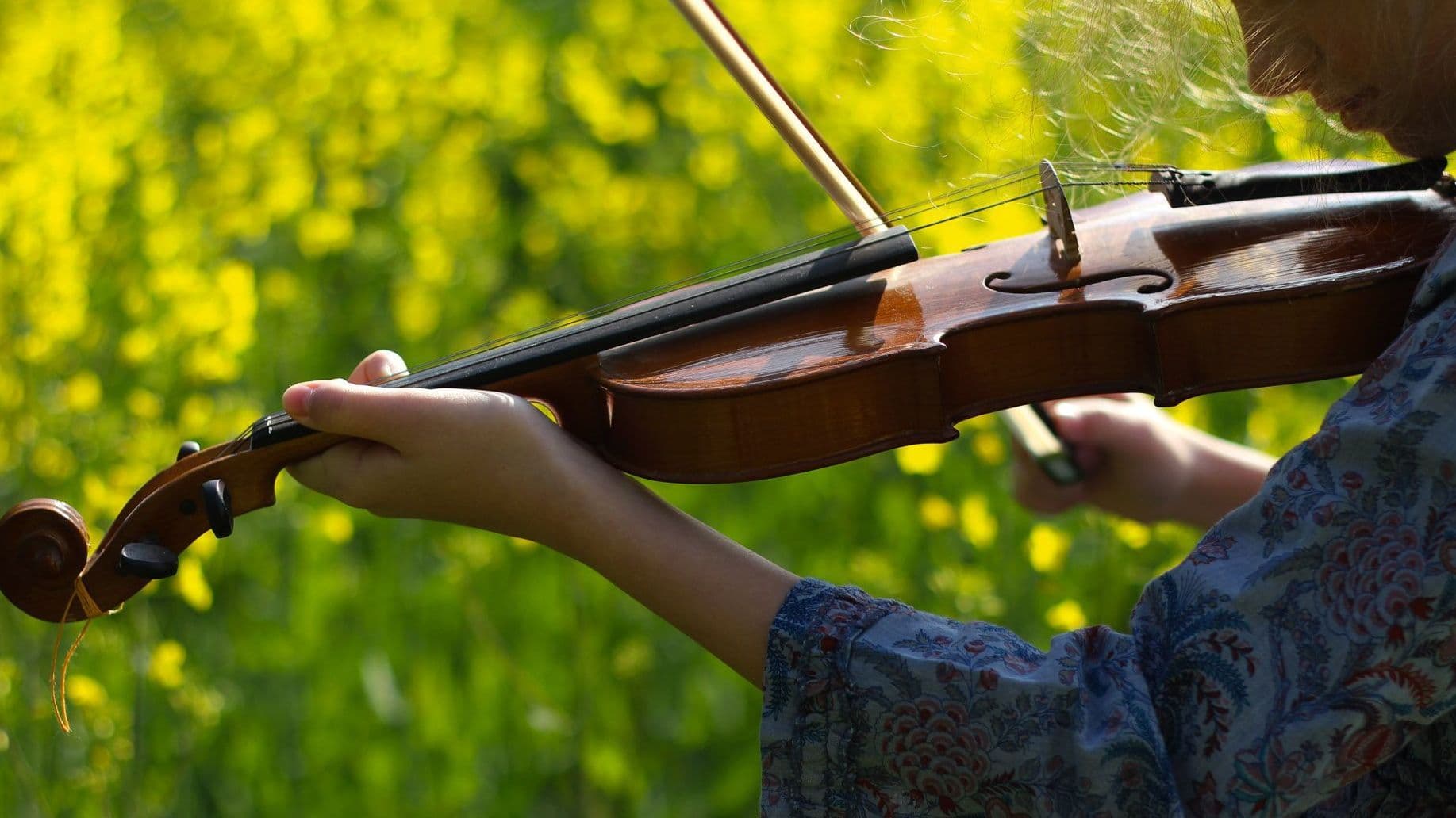 Mädchen spielt Geige.