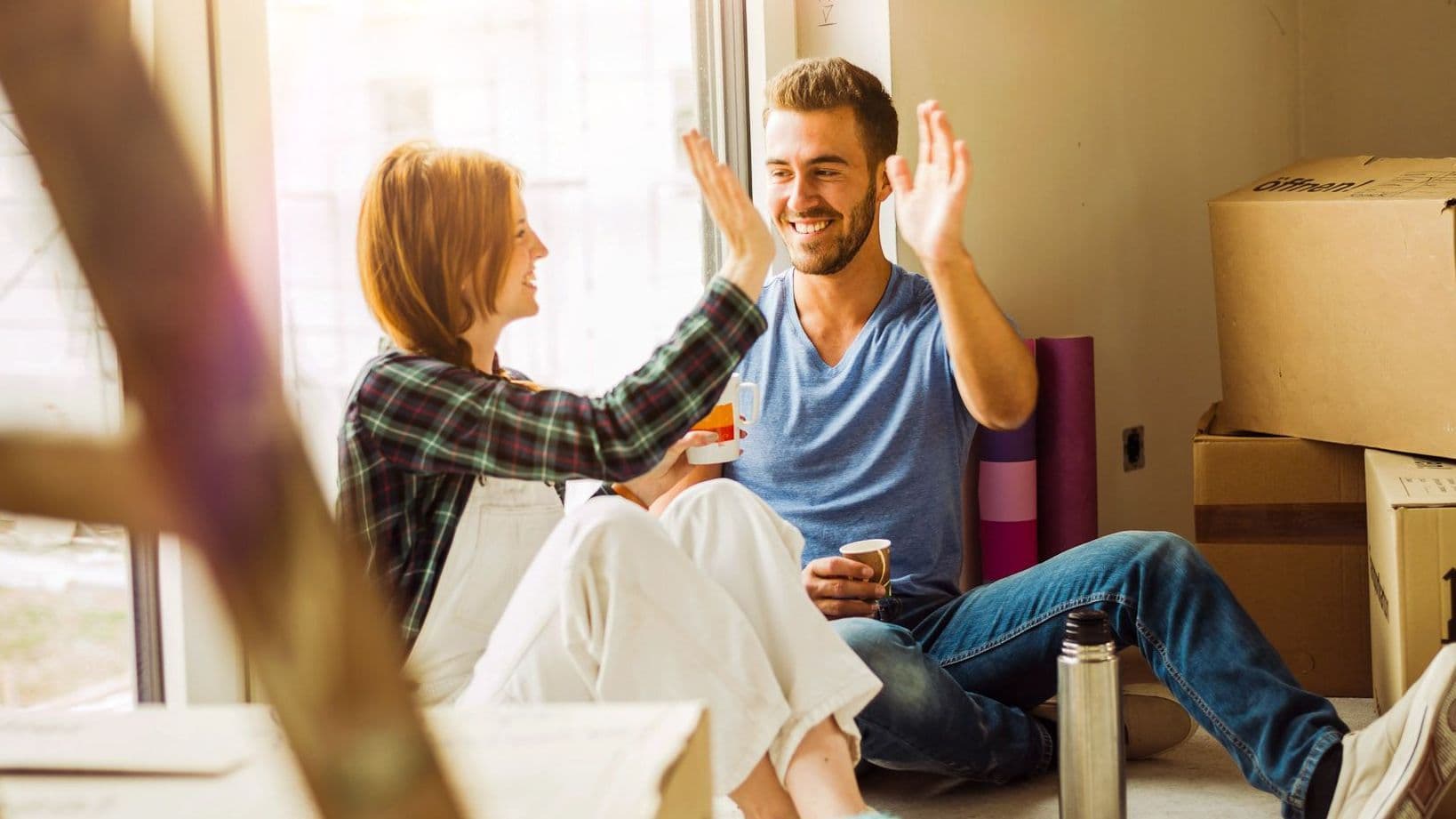 Zwei Junge Leute beim Umzug.