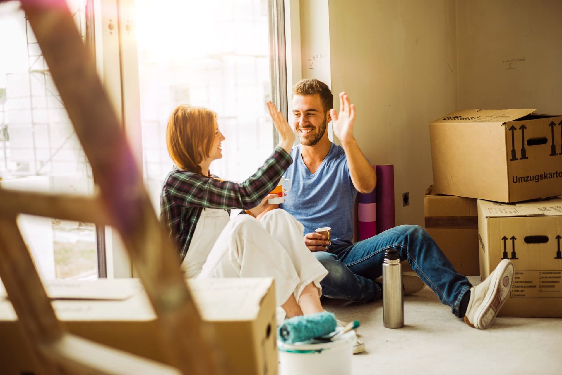 Zwei Junge Leute beim Umzug.