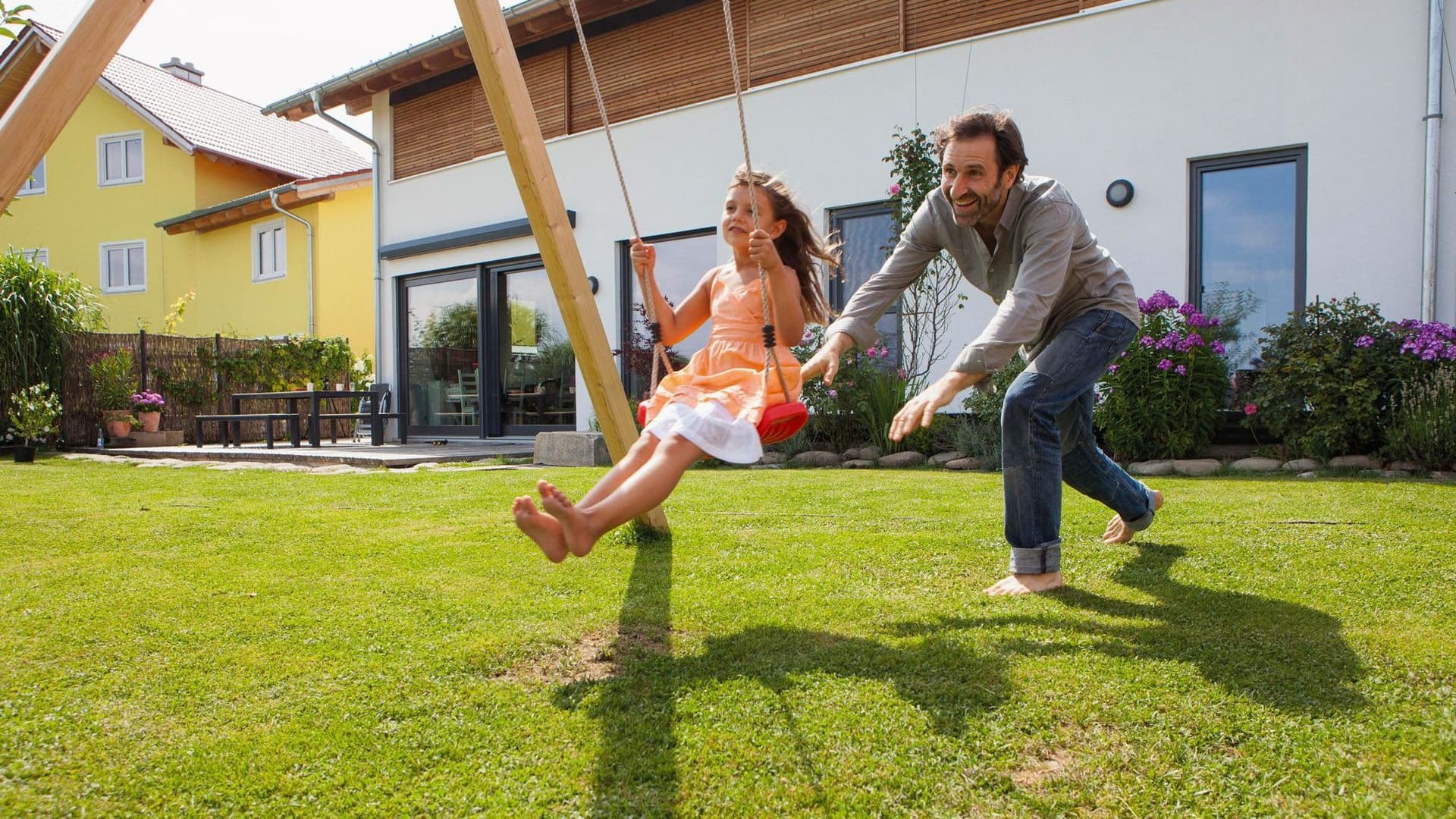 Vater und Kind an einer Schaukel.