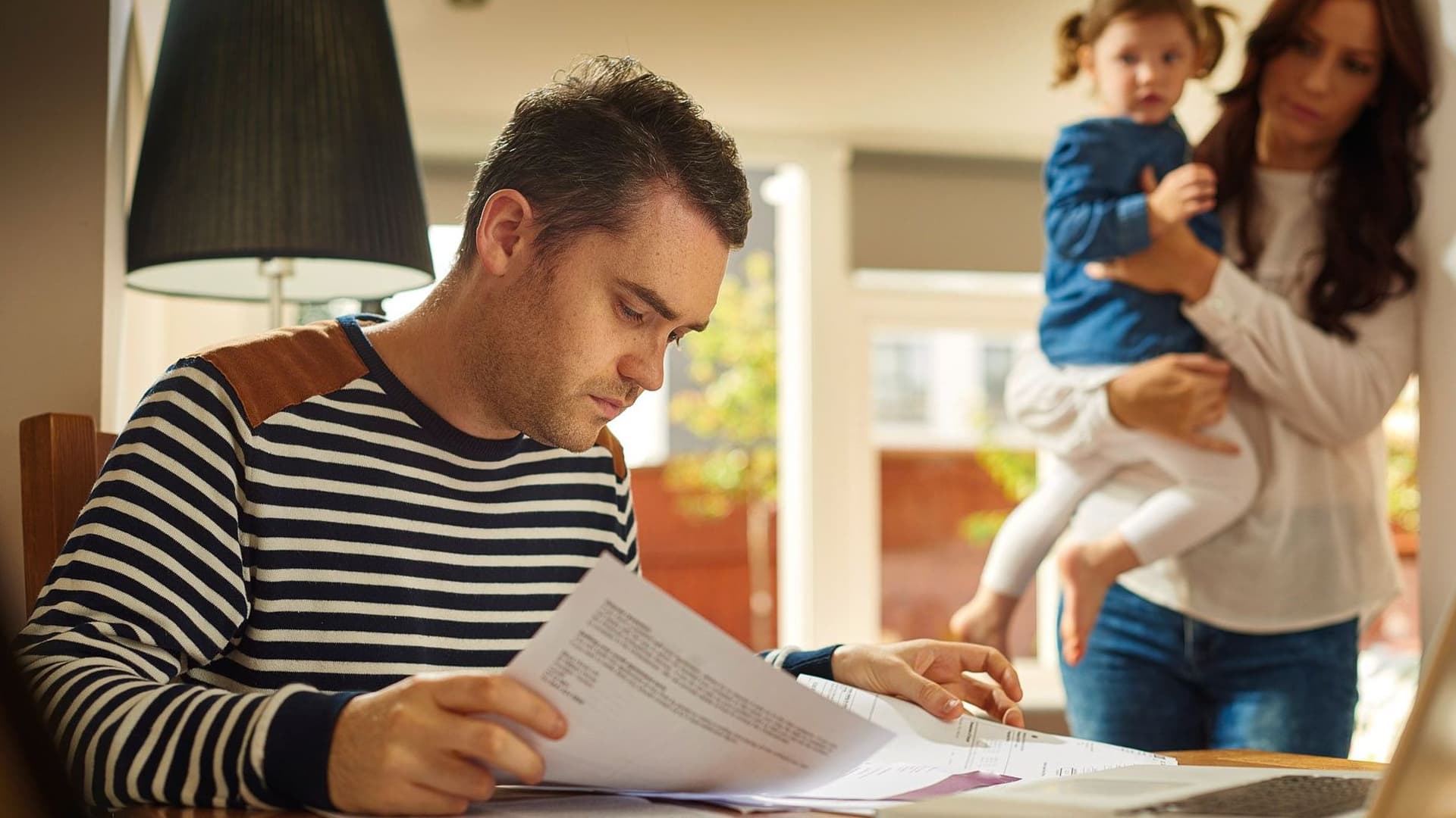 Mann blättert in Papier.