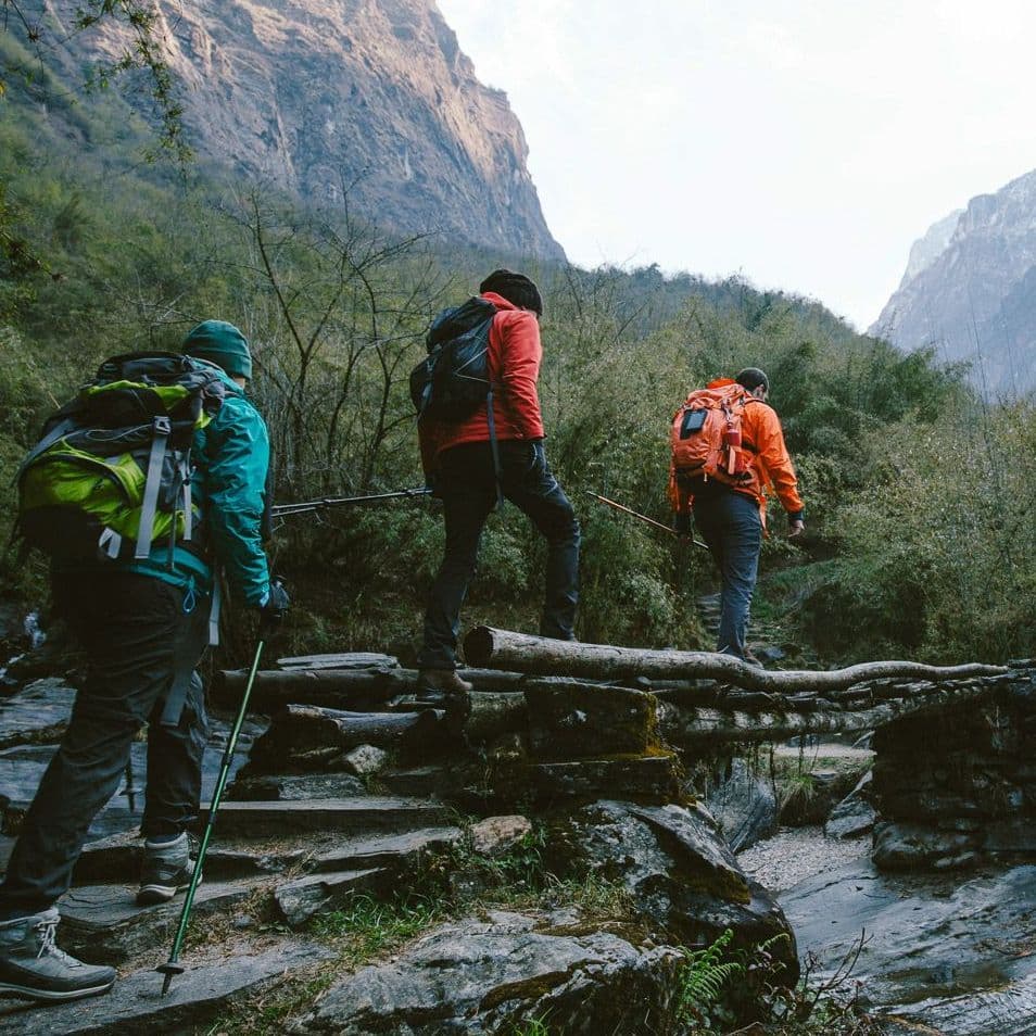 Menschen wandern durch eine Schlucht.