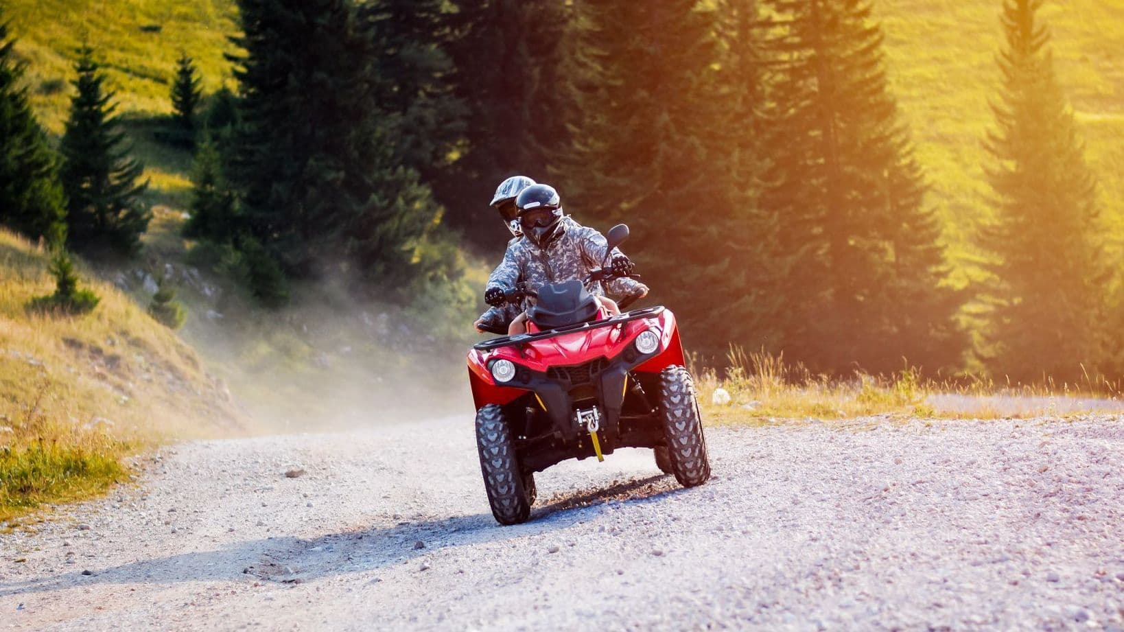 Quadfahrer auf einer Schotterstraße.