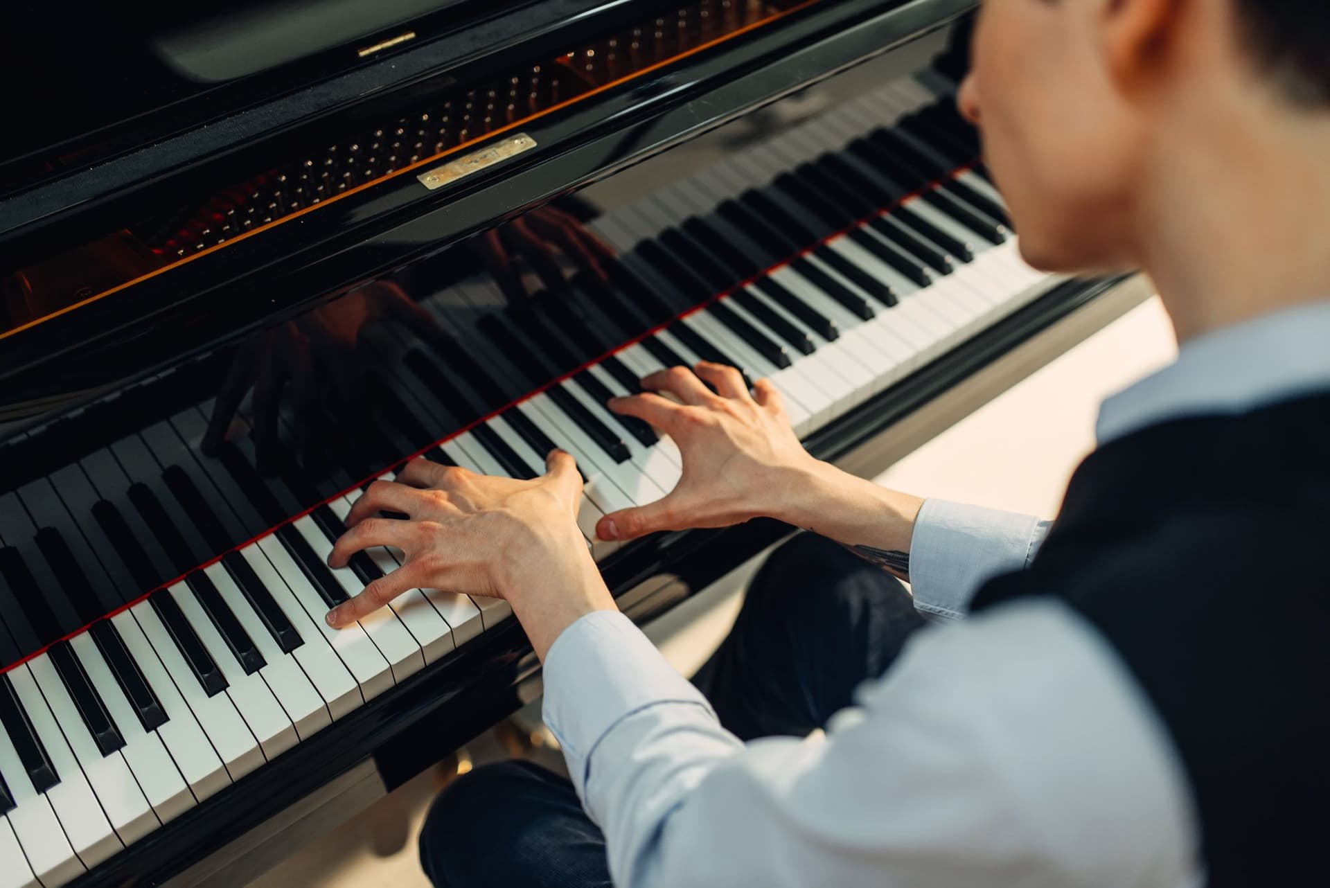 Mann spielt Klavier.