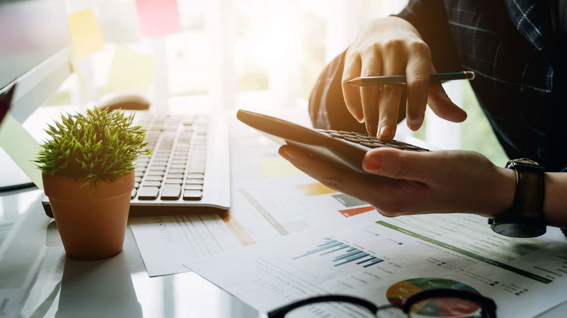 Jemand tippt auf einem Taschenrechner.