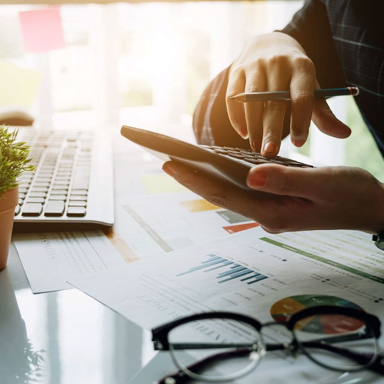 Jemand tippt auf einem Taschenrechner.