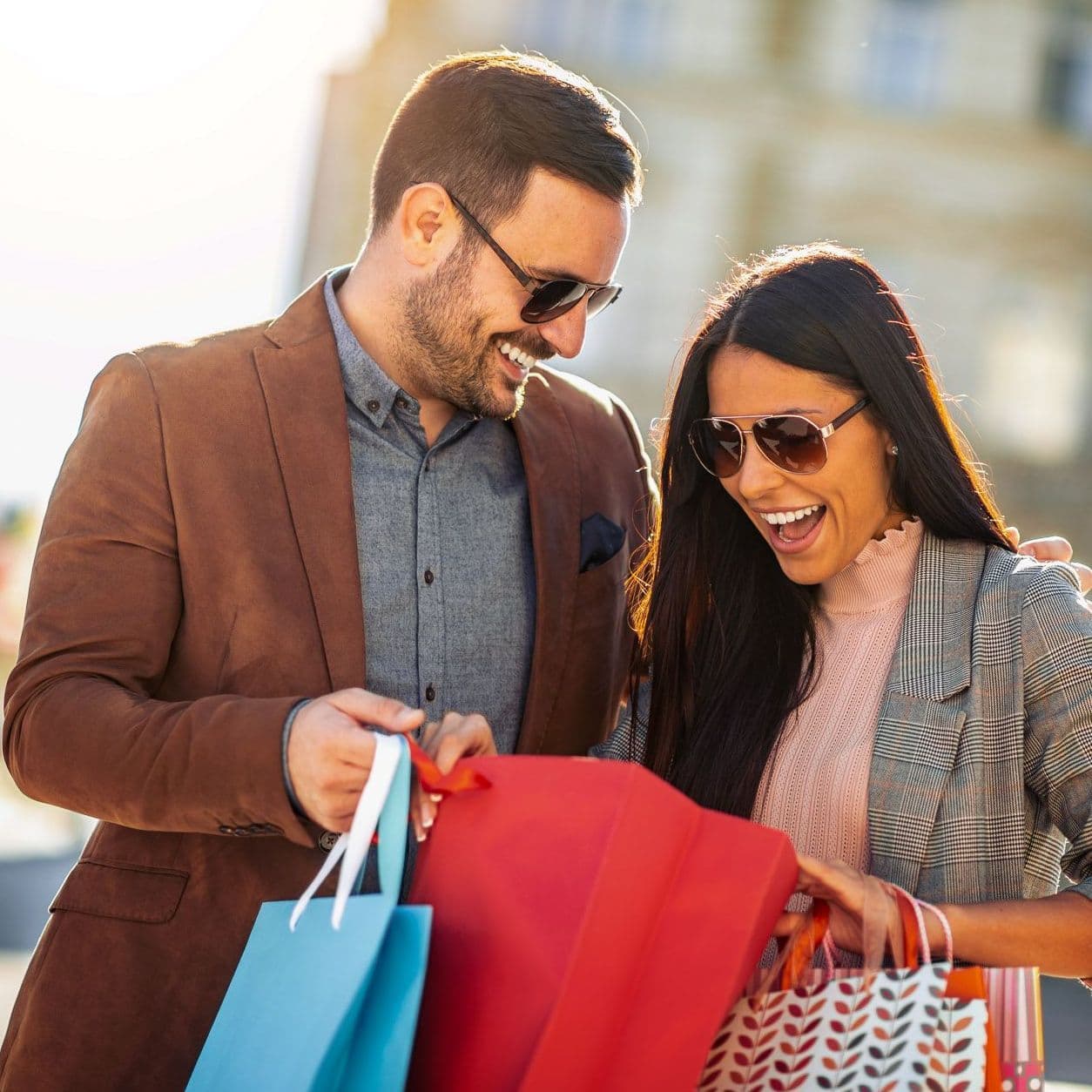 Zwei junge Leute freuen sich über ihren Einkauf.