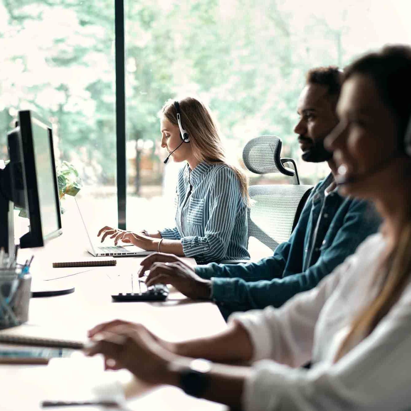 Personen im Callcenter