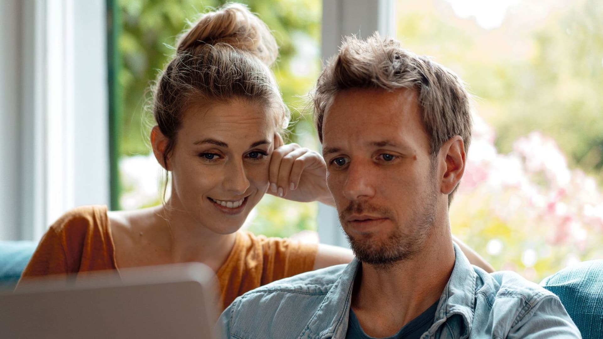 Mann und Frau sitzen vorm Laptop.