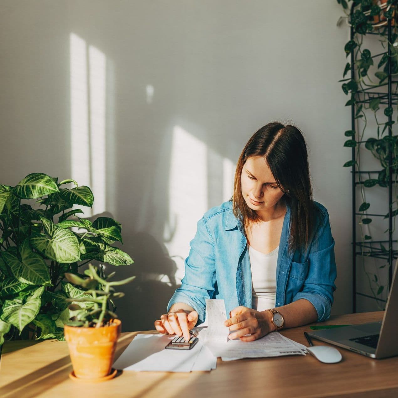 Frau sitzt vorm Laptop