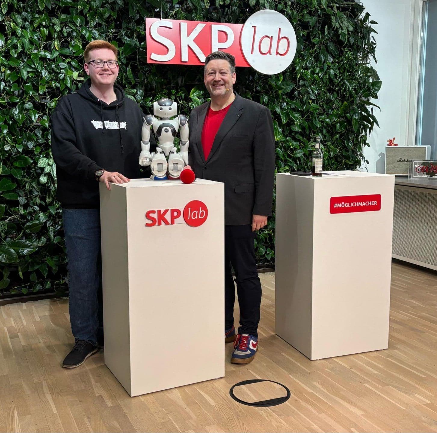 Niklas Bäcker und Moderator mit Roboter
