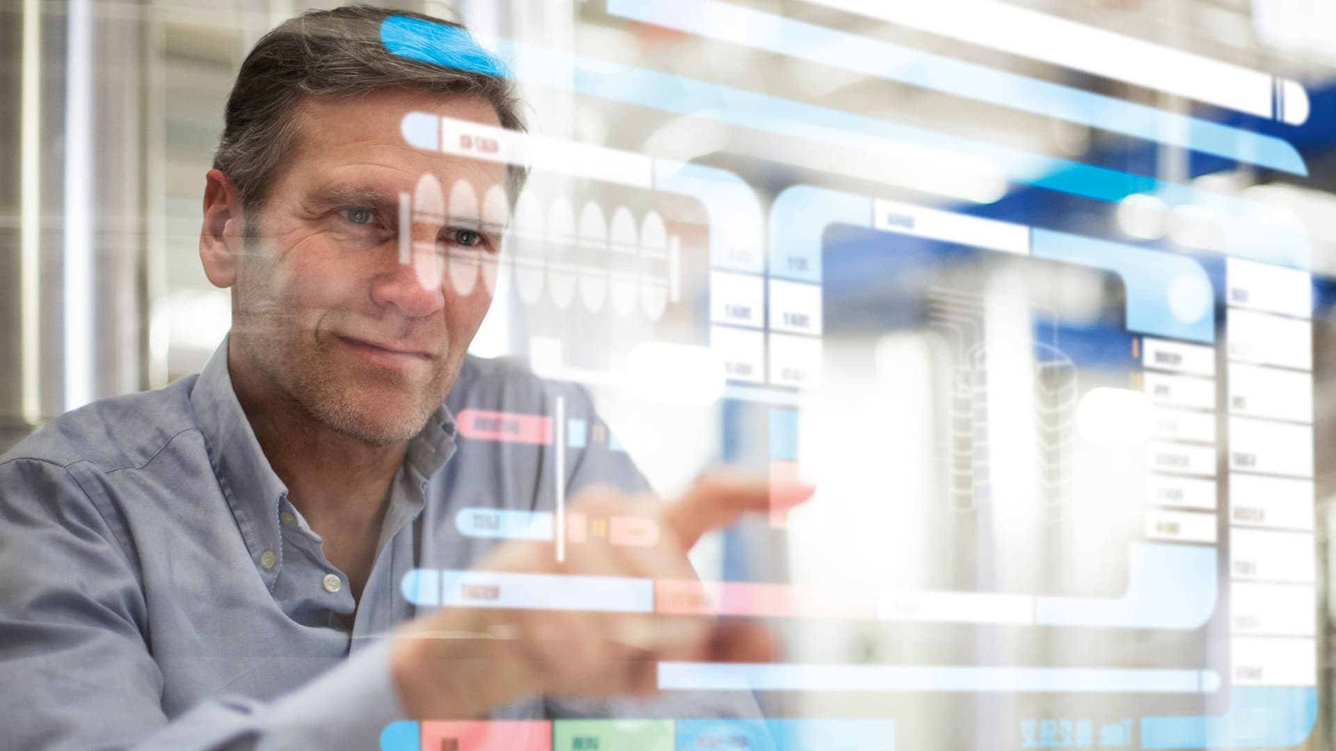 Mann tippt auf einen gläsernen Bildschirm.