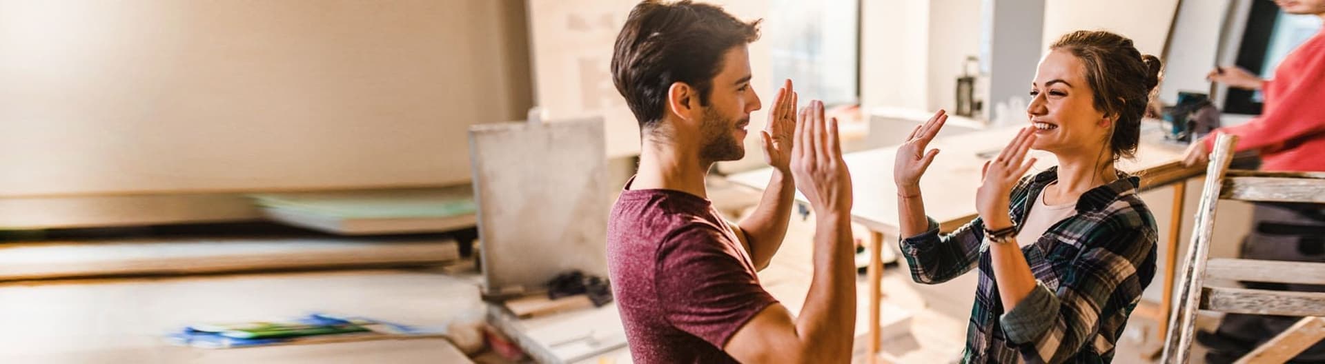 Zwei Junge Leute bei der Renovierung.